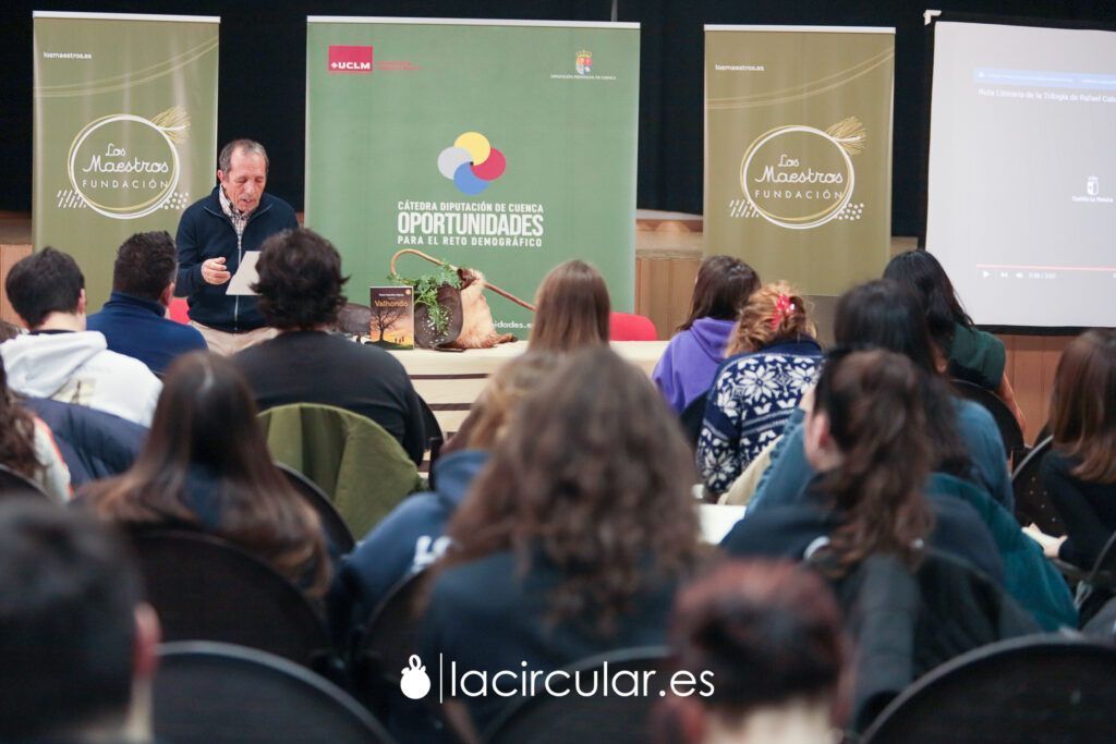 Daniel Cabanillas, autor de Quercus, Enjambre y Valhondo participó en la primera jornada de formación de Trashumancias 2.5 en Enguídanos. 