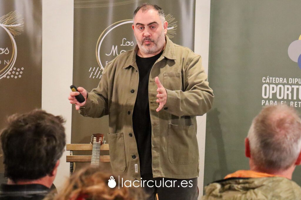 el investigador Emilio del Carmelo Tomás Loba dirigió el taller-conferencia "Trovo: improvisación con raíz"