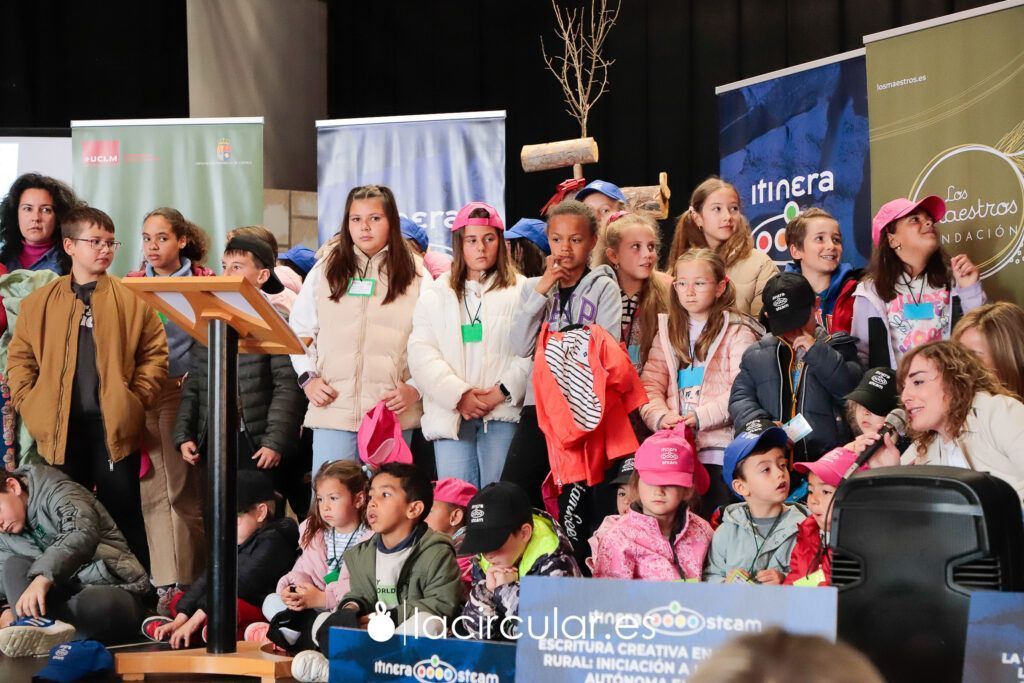 Alumnado de escuelas rurales presentando proyectos científicos