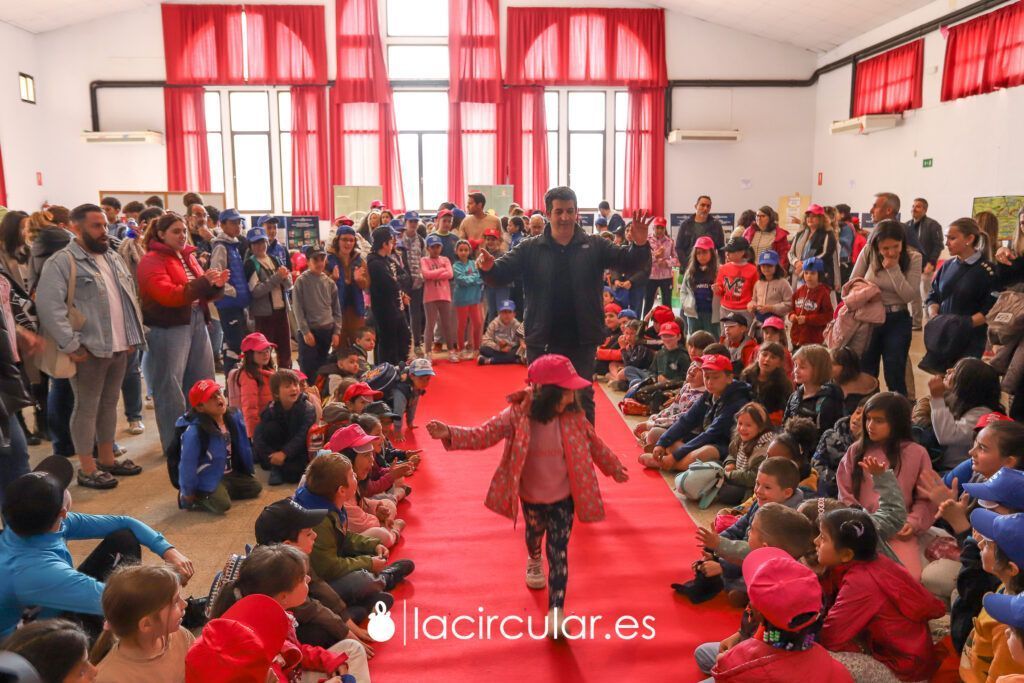 Alumnado de escuelas rurales presentando proyectos científicos