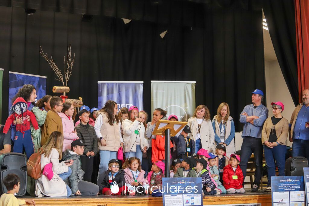 Alumnado de escuelas rurales presentando proyectos científicos