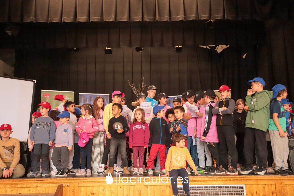 Alumnado de escuelas rurales presentando proyectos científicos