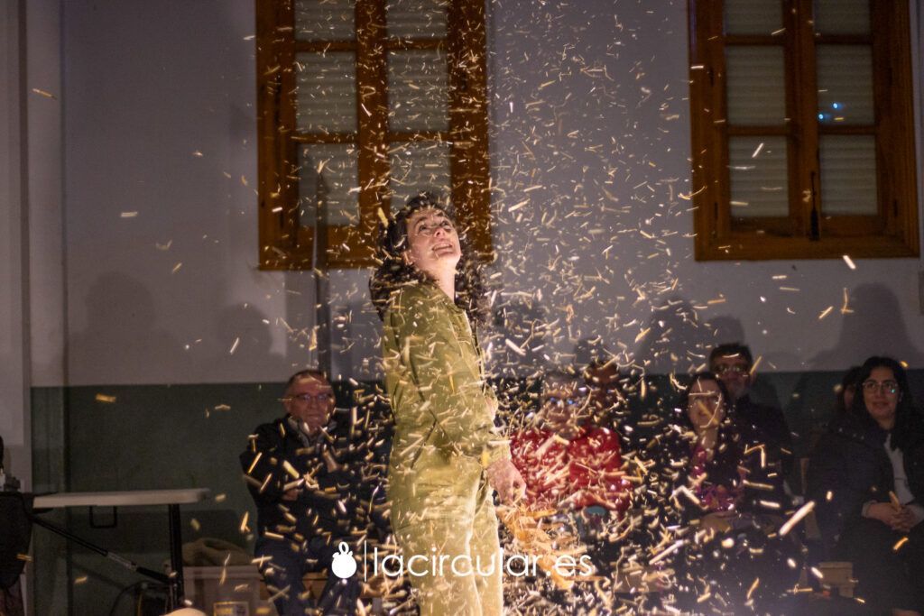La jornada concluyó con la obra teatral "Una rueda que da vueltas" de Almealera Teatro, interpretada por Laura Santos